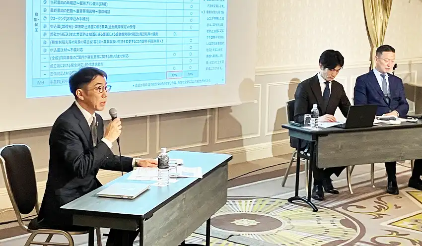 保険業法改正に関して説明する(左から)須田部長、関弁護士、中原弁護士(5月12日、大阪市内)